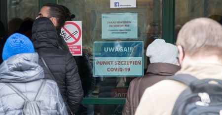 Koronawirus. "Wyszczepiam drugie dawki i koniec". Lekarka z hukiem kończy akcję szczepień