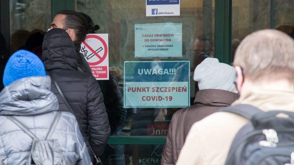 Zamieszanie w szczepieniach na COVID. Lekarze buntują się przeciwko nowemu obowiązkowi