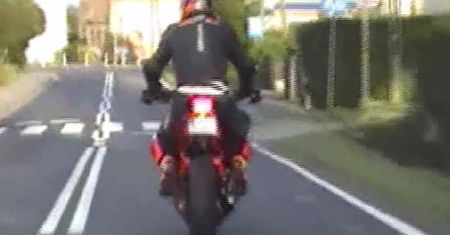 Motocyklista pędził 125 km/h w zabudowanym. To drogowy recydywista