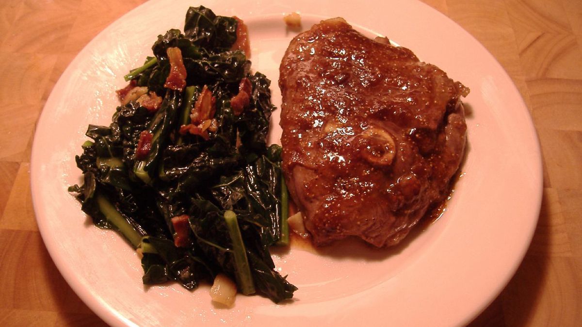 Szybko smażony kotlet/stek z udźca z jagnięciny nowozelandzkiej z kością (mięso i tłuszcz)