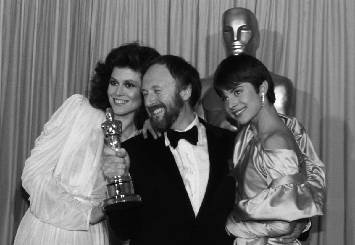 Anthony Powell z aktorkami Sigourney Weaver i Natassią Kinski po zdobyciu Oscara za "Tess".
