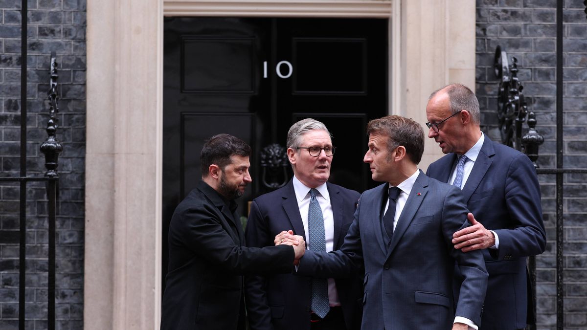 Britain's Prime Minister hosts leaders of Ukraine, Germany and France at 10 Downing Street
epa12578702 (L-R) Ukraine's President Volodymyr Zelensky, Britain's Prime Minister Keir Starmer, France's President Emmanuel Macron and Germany's Chancellor Friedrich Merz chat on the 10 Downing Street dootstep after a meeting in London, Britain, 08 December 2025.  EPA/ADRIAN DENNIS / POOL  MAXPPP OUT 
Dostawca: PAP/EPA.
ADRIAN DENNIS / POOL
diplomacy, Horizontal