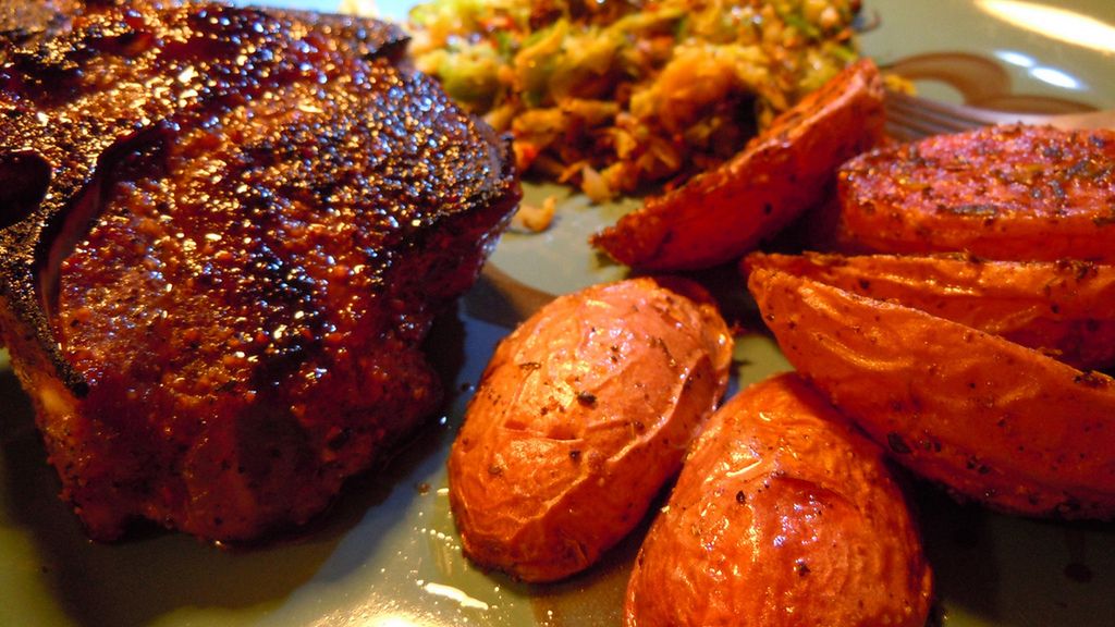 Szybko smażony kotlet z combra z jagnięciny nowozelandzkiej (mięso i tłuszcz)