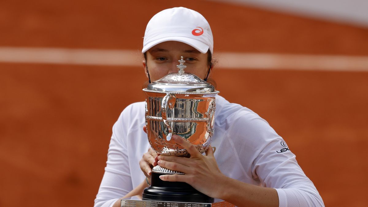 PAP/EPA / YOAN VALAT  / Na zdjęciu: Iga Świątek, mistrzyni Roland Garros 2020