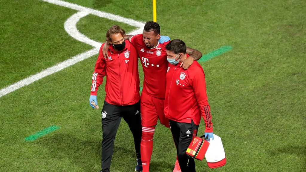 Getty Images / Manu Fernandez / Na zdjęciu: Jerome Boateng opuszcza boisko z kontuzją podczas finału Ligi Mistrzów 2019/2020