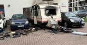 Spalona przyczepa kempingowa na Woli. Pożar objął także zaparkowane samochody