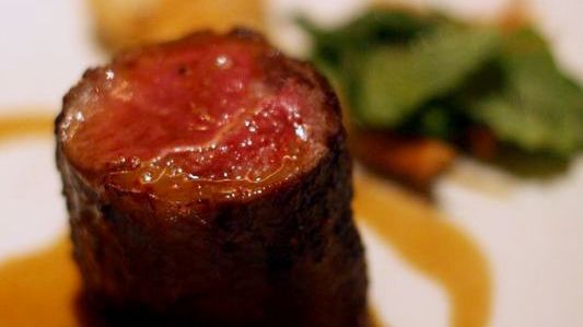 Szybko pieczony comber z jagnięciny nowozelandzkiej (mięso i tłuszcz)