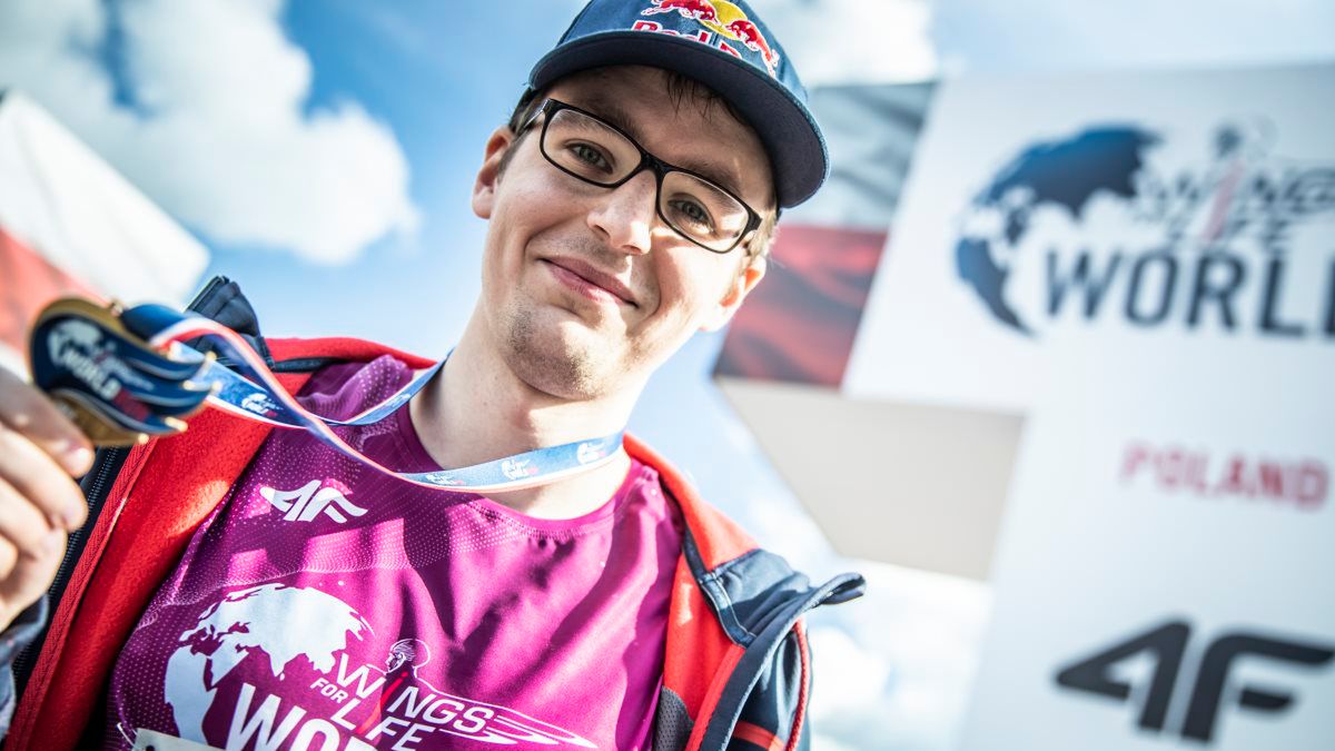 Materiały prasowe / Red Bull / Artur Bloch, zawodnik Starcrafta II, po ukończeniu biegu Wings For Life