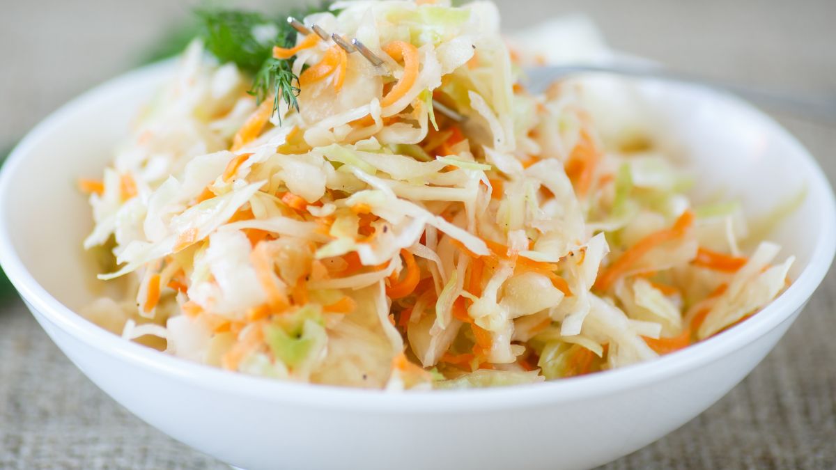 Surówka colesław z nieco zmienionym składem. Będzie bardzo chrupiąca!