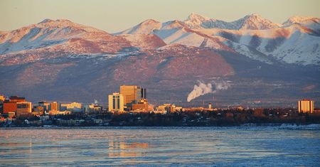 Anchorage przygotowuje się na oblężenie. Szczyt Trump-Putin przyciąga tłumy