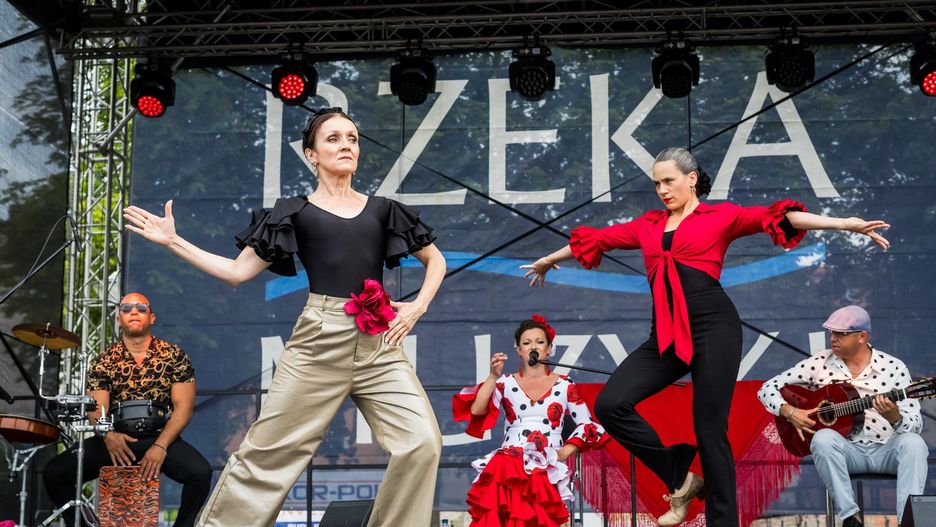 Pierwszy koncert w ramach Rzeki Muzyki 2025 odbył się w niedzielę, 6 lipca. Tego dnia dla publiczności zaśpiewała Magdalena Lechowska - urodzona w Krakowie artystka, która dzieciństwo i młodość spędziła w Kolumbii, wystąpiła z grupą Poema Flamenco. Widzowie usłyszeli utwory Juliana Tuwima i Marka Grechuty w niecodziennych aranżacjach. 