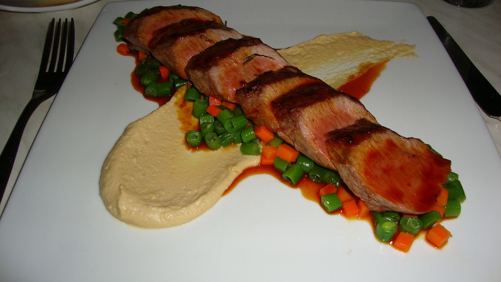 Szybko pieczony comber z jagnięciny nowozelandzkiej bez kości (mięso i tłuszcz)