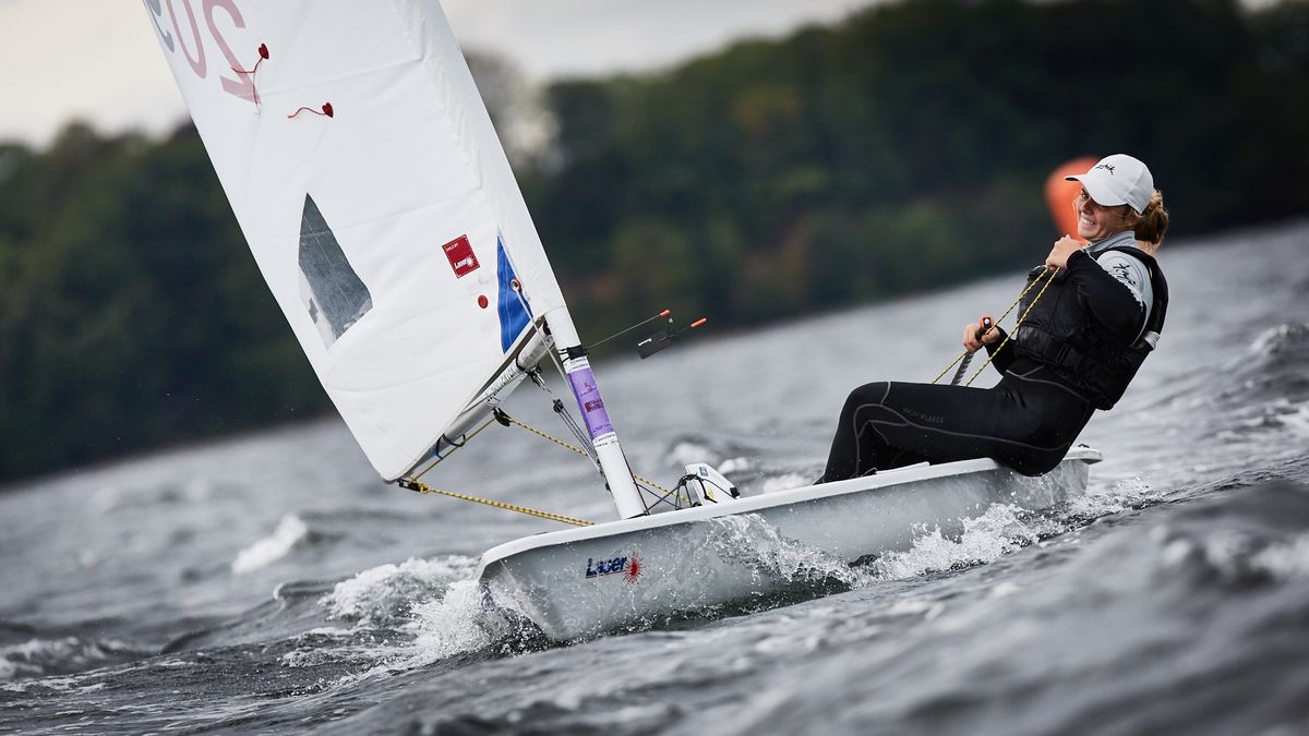 Zdjęcie okładkowe artykułu: Materiały prasowe / Jacek Kwiatkowski / PZŻ / Na zdjęciu: Wiktoria Gołębiowska na jachcie olimpijskiej klasy Laser Radial