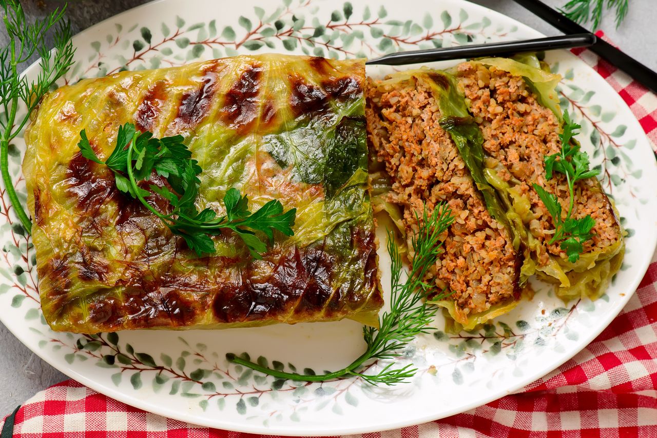 Duża porcja obiadowa dla całej rodziny. Zamiast zawijać gar gołąbków, zrób roladę