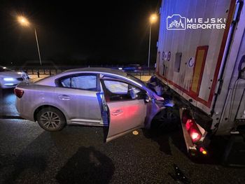 Warszawa: Toyota wbiła się w tył ciężarówki na moście Grota-Roweckiego
