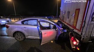 Warszawa: Toyota wbiła się w tył ciężarówki na moście Grota-Roweckiego