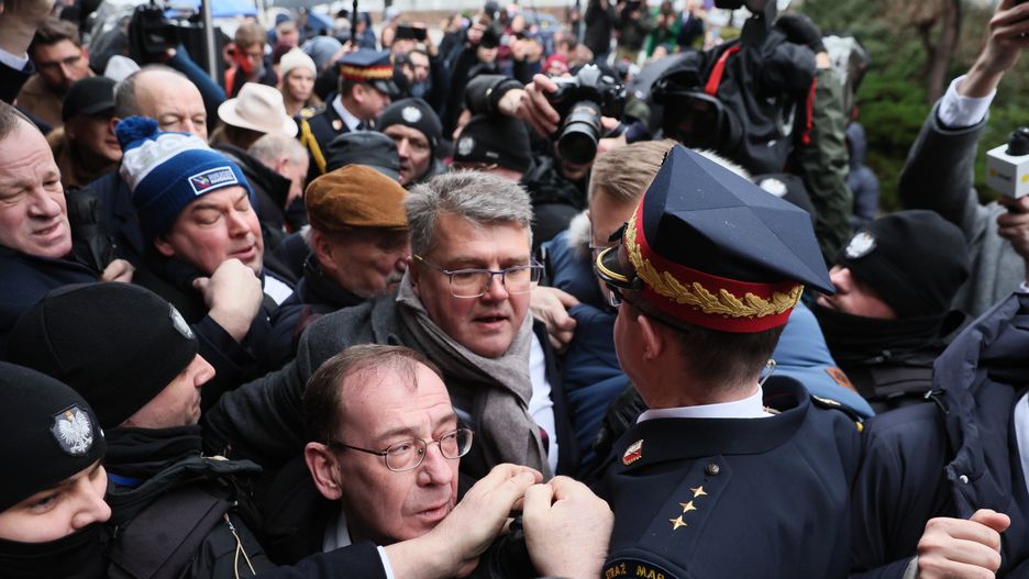 Warszawa, 07.02.2024. Politycy PiS Maciej Wąsik (C góra) i Mariusz Kamiński (C dół) przed Sejmem w Warszawie, 7 bm. Mariusz Kamiński i Maciej Wąsik zapowiedzieli swój udział w posiedzeniu izby.(sko) PAP/Leszek Szymański