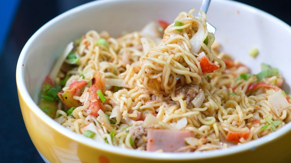 Ta sałatka z zupek chińskich, która zrobi furorę na sylwestra