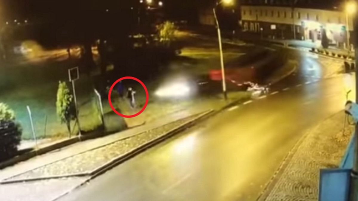 Kierowca samochodu stracił panowanie nad pojazdem i potrącił 25-latka, który szedł z bratem po chodniku.