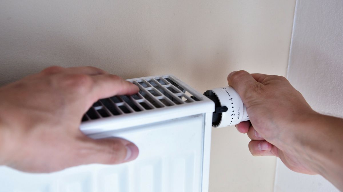 Stock BaMa
Fot. Bartlomiej Magierowski/EastNews. Wroclaw 9.09.2022. Problemy energetyczne, niepewna zima. N/z: regulacja grzejnika CO w mieszkaniu.
Bartlomiej Magierowski