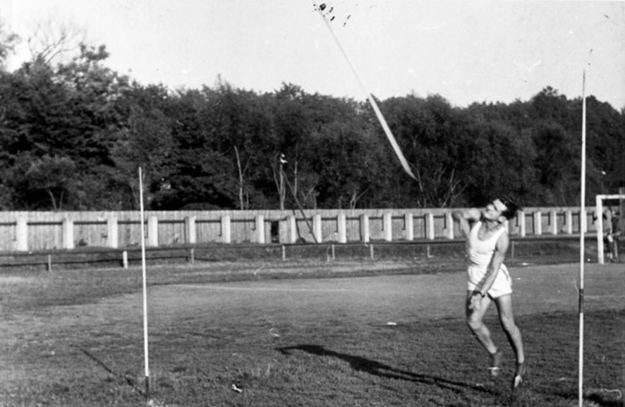 Sobiesław Zasada podczas rzutu oszczepem, rok 1950