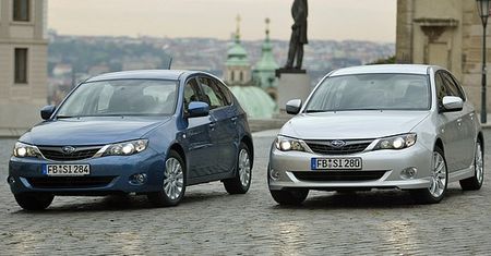 Subaru Impreza przyklejona do drogi