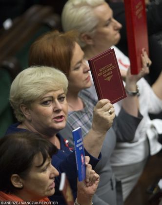 Zmiany w Trybunale Konstytucyjnym. Przed Sejmem protestują zwolennicy i przeciwnicy