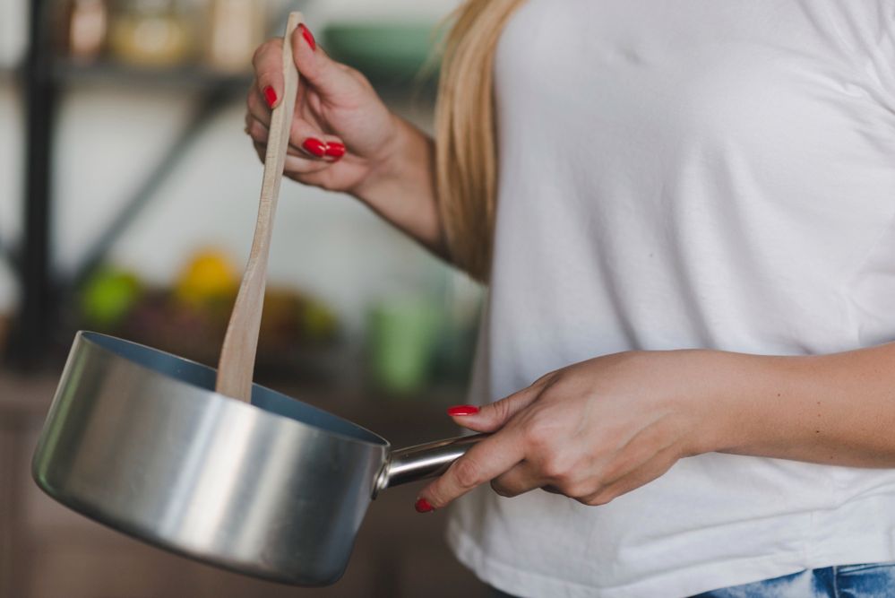Jak uratować przypalone danie? Kulinarne triki
