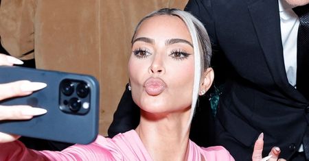 Kim Kardashian wije się przed aparatem w mikroskopijnej bieliźnie (ZDJĘCIA)