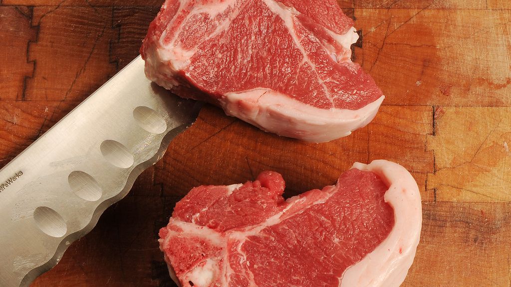 Surowy comber z jagnięciny nowozelandzkiej bez kości (mięso i tłuszcz)