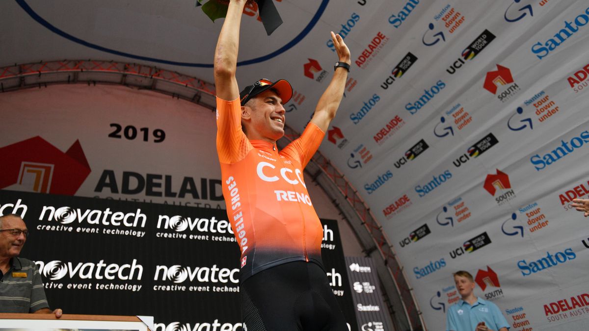 Patrick Bevin cieszy się ze zwycięstwa na 2 etapie Santos Tour Down Under