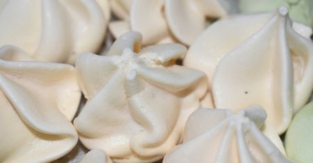 Prosty przepis na bezę. Zrobisz ją bez pieczenia