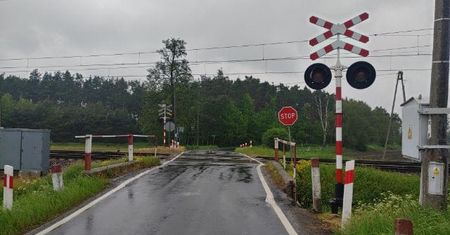 O włos od tragedii. Zderzył się z pociągiem i odjechał