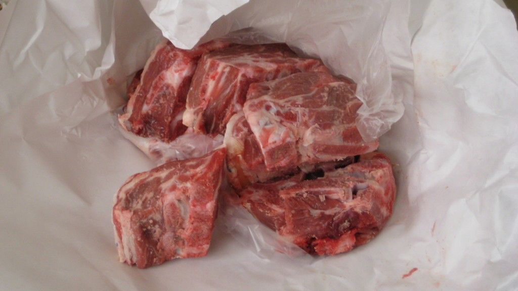 Surowa karkówka z jagnięciny nowozelandzkiej (mięso i tłuszcz)