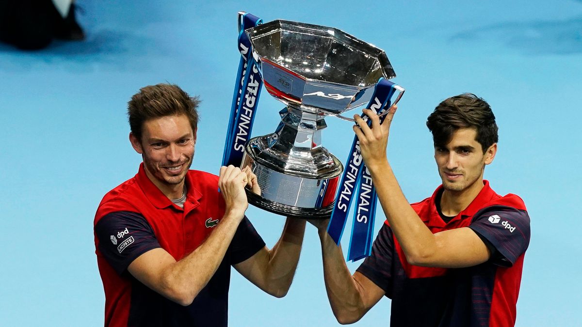PAP/EPA / WILL OLIVER / Na zdjęciu: Nicolas Mahut i Pierre-Hugues Herbert, mistrzowie ATP Finals 2019 w deblu