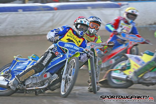 Jason Doyle (kask czerwony) podczas debiutu w lidze polskiej w 2008 roku. Australijczyk zdobył 8 pkt. (1,3,3,w,1,t), a Kolejarz przegrał z GTŻ Grudziądz 43:47