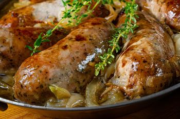 Na wielkanocne śniadanie podaj białą kiełbasę w tym sosie. Jest tak pyszna, że nie trzeba nic więcej