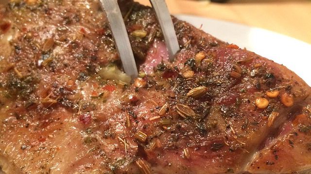 Wolno pieczona łopatka z jagnięciny nowozelandzkiej rolowana w siatce bez kości (mięso i tłuszcz)