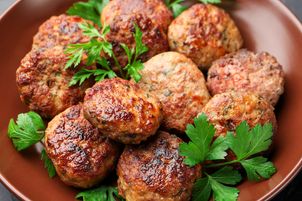 Dodaj zaledwie pół łyżeczki. Zdziwisz się, jak pulchne i mięciutkie wyjdą kotlety mielone