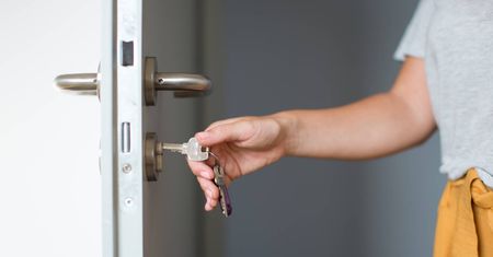 Zostawiasz klucz w zamku na noc? W razie wypadku to pułapka