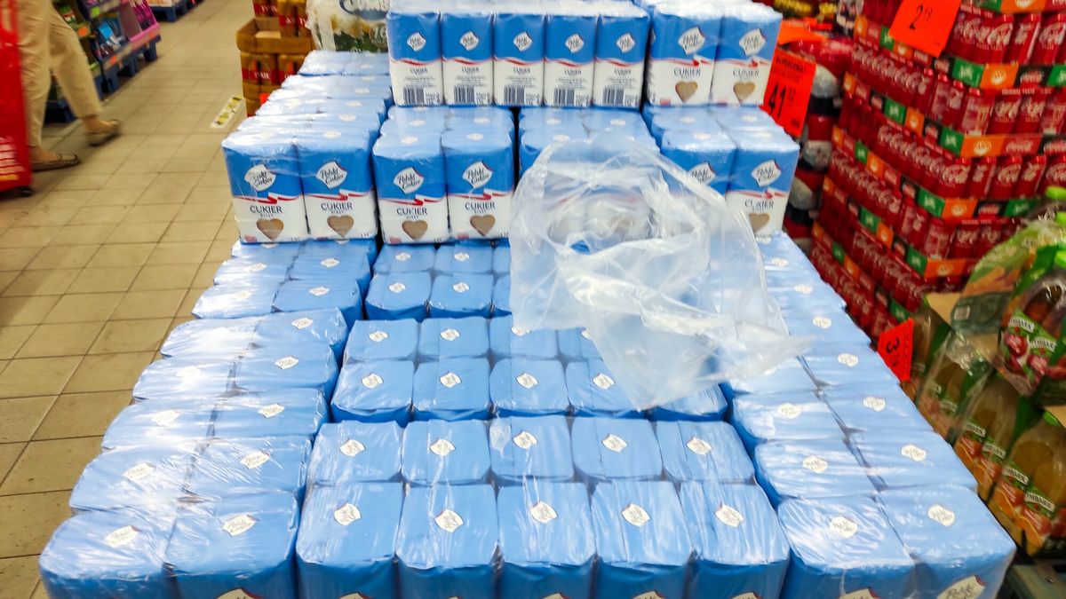 reporter_baza_2022-08
10.08.2022 Lodz. Dyskont spozywczy Biedronka. Brak cukru na polkach sklepow wywolal panike wsrod ludzi. N/z po prawie dwoch miesiacach cukrowego deficytu Biedronka rzucila swoim klientom cukier na palety - za 4.99 zl. Fot. Piotr Kamionka/REPORTER
Piotr Kamionka/REPORTER