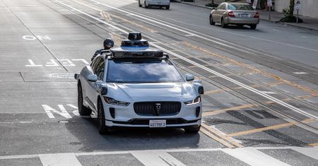 Próba zuchwałej kradzieży. Mężczyzna wziął się za autonomiczną taksówkę