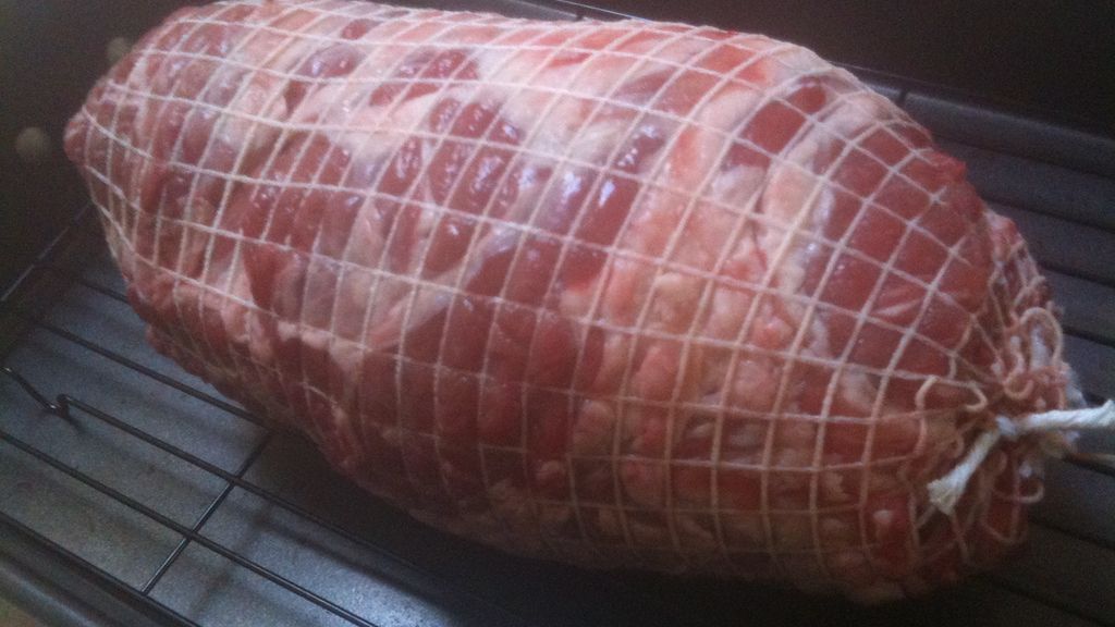 Surowa łopatka z jagnięciny nowozelandzkiej rolowana w siatce bez kości (mięso i tłuszcz)