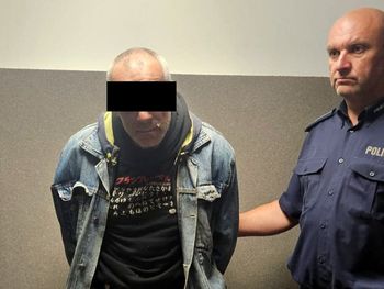 Poniatowa: Włamywacz zaatakował policjanta szablą. W kieszeniach miał dwa granaty i ostrą amunicję