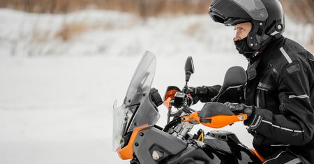 Jazda motorem po górach zimą. Praktyczne wskazówki i porady