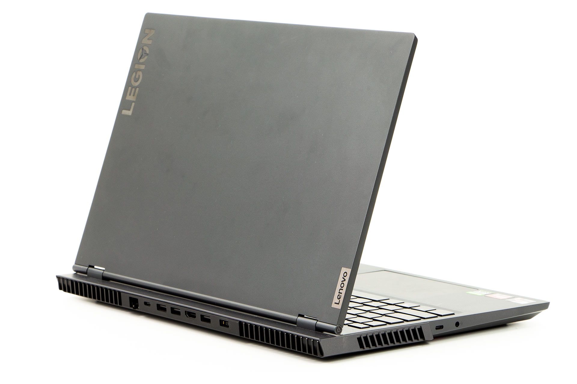 Lenovo Legion 7 z 2021 roku - lekko uniesiona pokrywa