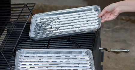 Ostrzegają przed tackami do grillowania. Lepiej na nie uważać