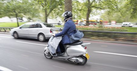 Chciał ominąć korek skuterem. Wjechał na chodnik i uderzył w auto