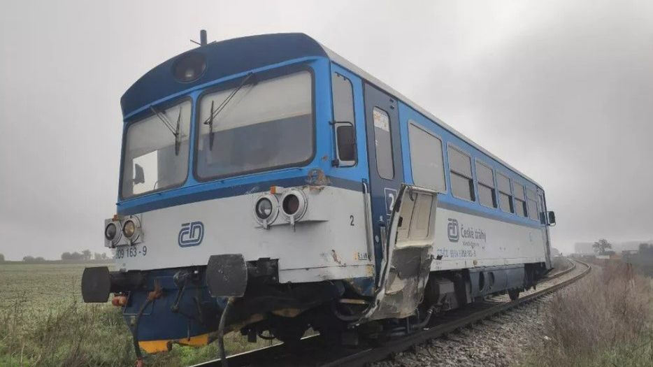 W wyniku zderzenia furgonetki z pociągiem śmierć na miejscu poniosły dwie osoby, będące pasażerami samochodu. 
