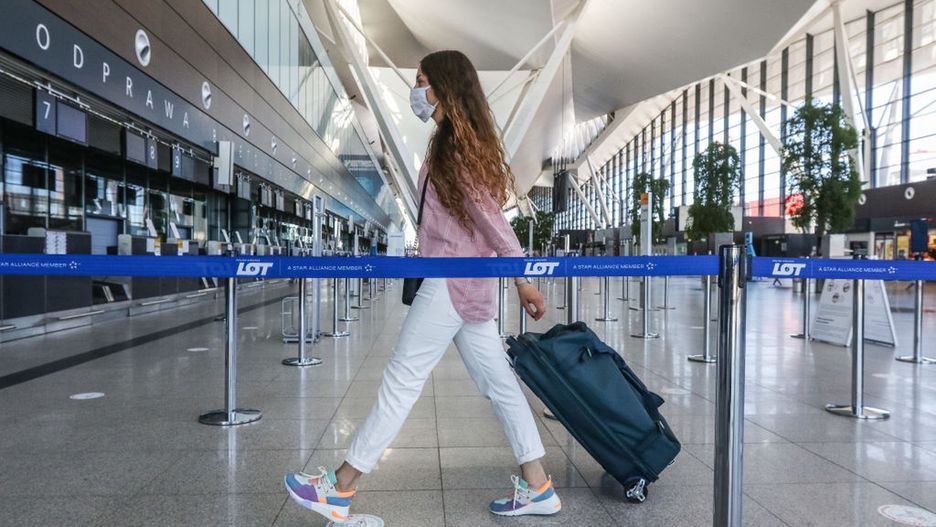 Nie można też dziś wykluczyć, że wejście do samolotu będzie się niedługo odbywało przez tunel, w którym będzie miała miejsce dezynfekcja pasażerów